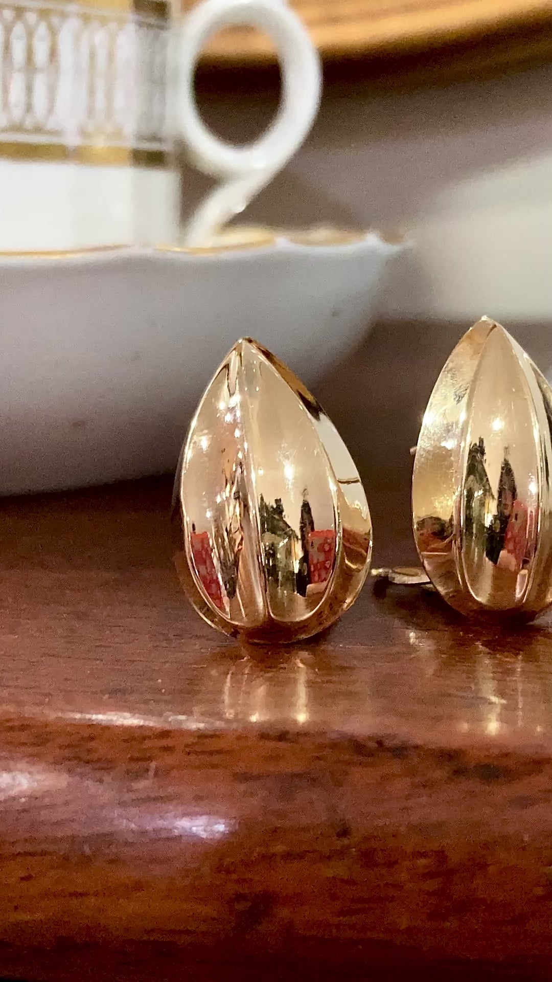 Vintage 5.1g 14K Yellow Gold Almond Shaped Dimensional Post Earrings Video