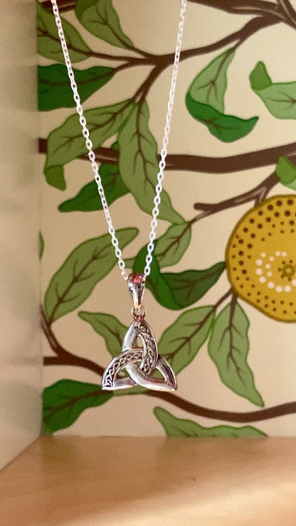 Vintage Sterling Silver 925 Solvar Irish Trinity Knot Italian Chain Necklace