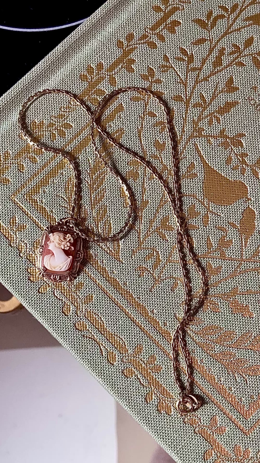 Vintage Gold-Filled Neoclassical Style Cameo Pendant Necklace Chain