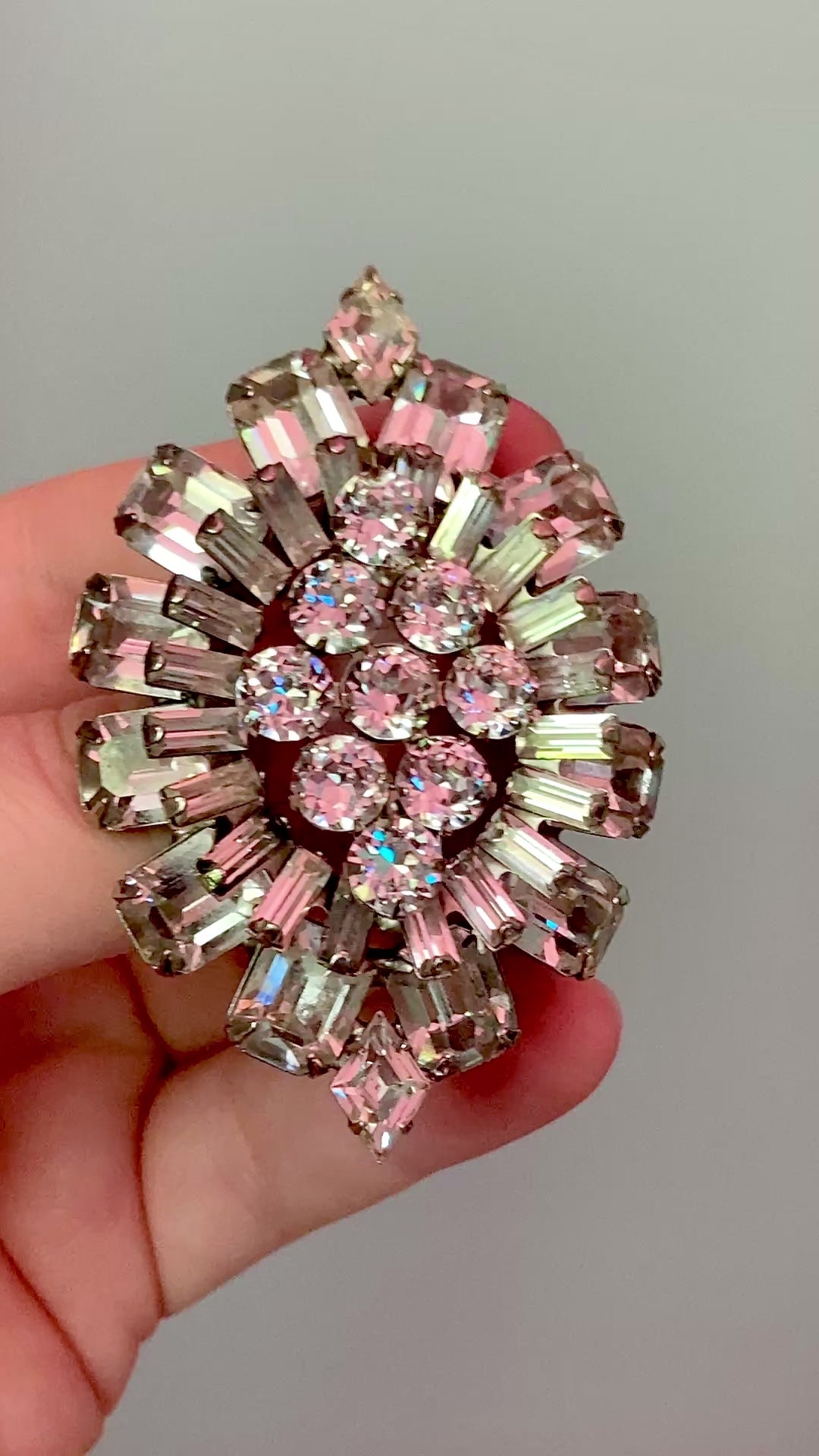 Vintage Weiss Dazzling Rhinestone Eye Shaped Brooch Pin