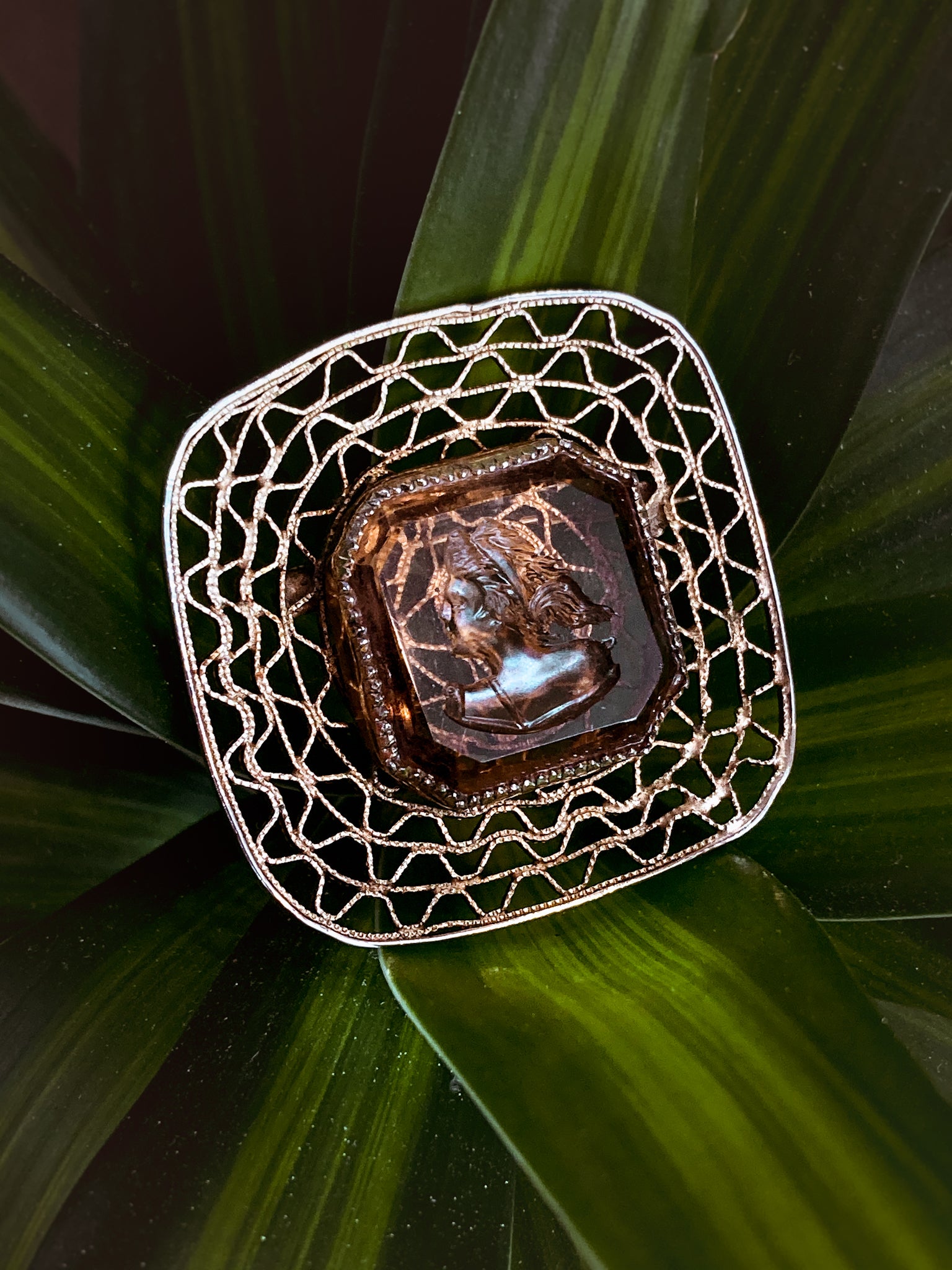 Vintage Intaglio Relief Classic Cameo Gold Toned Filigree Brooch Pin 2
