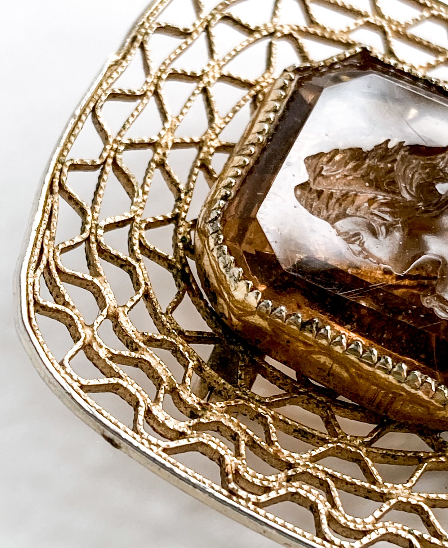 Vintage Intaglio Relief Classic Cameo Gold Toned Filigree Brooch Pin Pattern Close Up